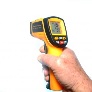 Termometro a infrarossi IR GM700 con custodia rigida (solo per uso non medico)